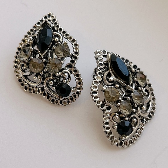 VINTAGE Faux Onyx and‎ Rhinestone Filigree Clip Earrings - Picture 1 of 9